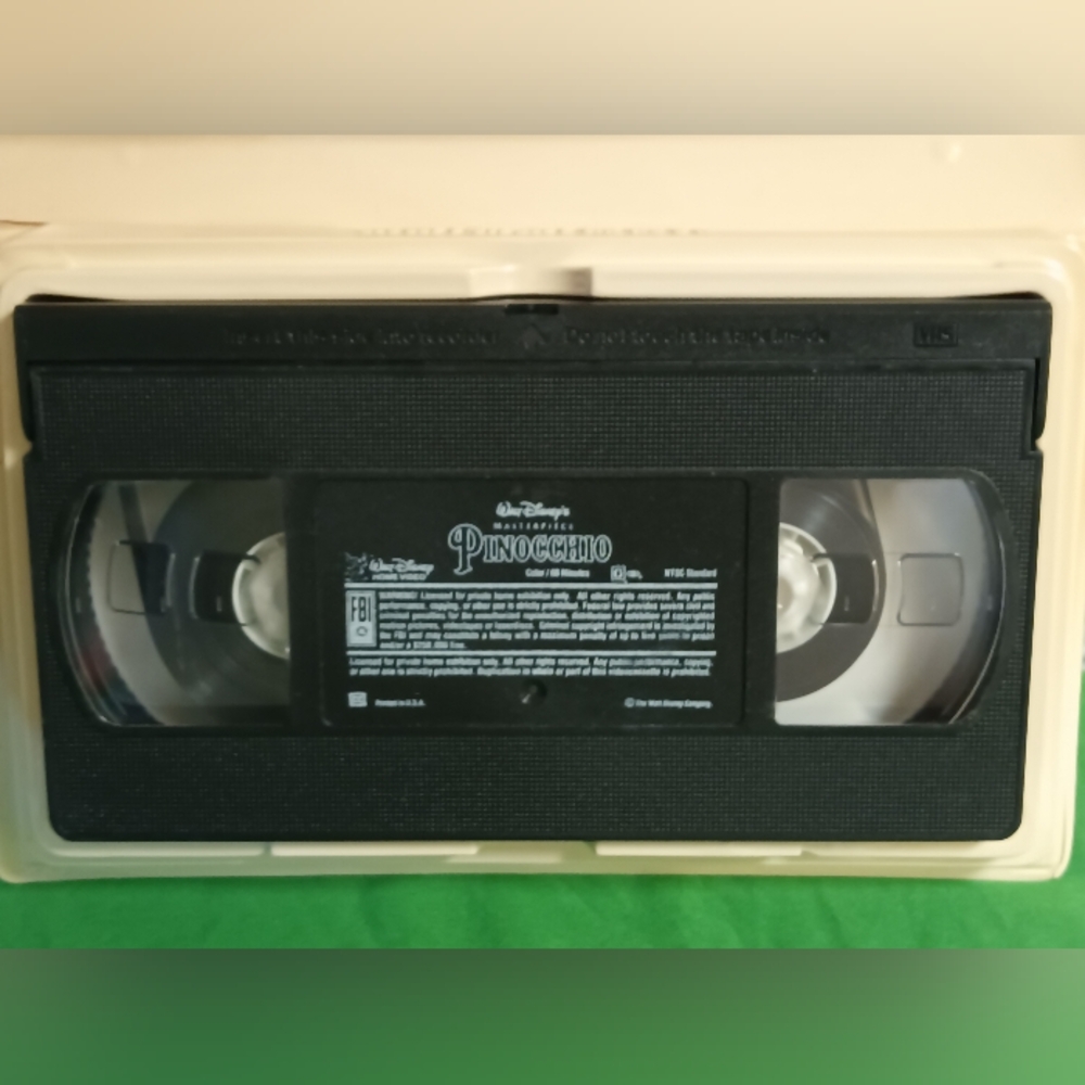 𝑾𝒂𝒍𝒕 𝑫𝒊𝒔𝒏𝒆𝒚'𝒔 𝑷𝒊𝒏𝒐𝒄𝒄𝒉𝒊𝒐 𝑽𝑯𝑺 𝒂𝒏𝒅 𝑩𝒐𝒐𝒌 𝑺𝒆𝒕 - Picture 5 of 13
